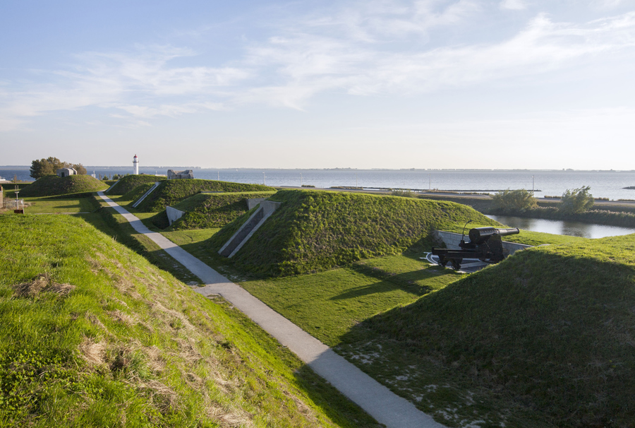 Vestingwerken Hellevoetsluis TAK architecten rijksmonument onderzoek analyse restauratie herinrichting verdedigingswerk marine kazerne haerlem gemeente hellevoetsluis